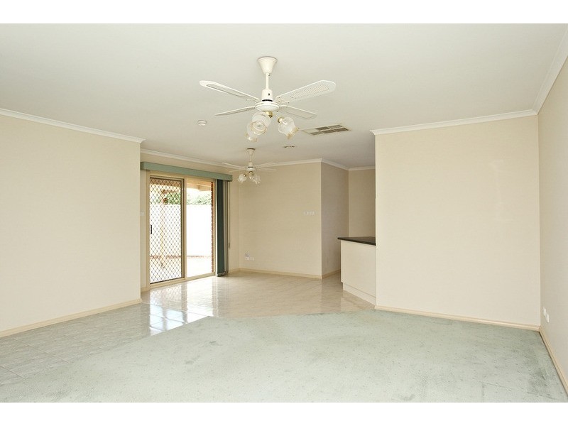 2/19 Salisbury Street, Werribee VIC 3030