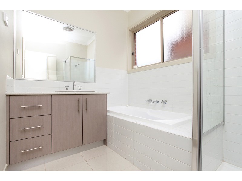 2/10 Halladale Avenue, Wyndham Vale VIC 3024