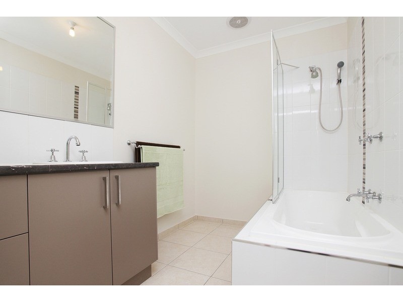 2/4 Bunya Place, Werribee VIC 3030