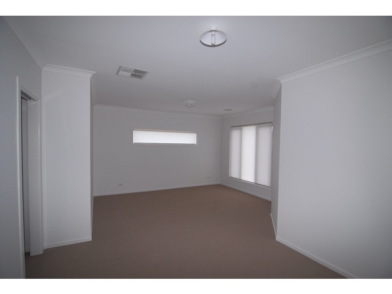 13 Hanworth Avenue, Williams Landing VIC 3027