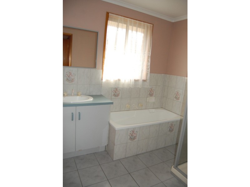 2/73 Greaves Street, Werribee VIC 3030