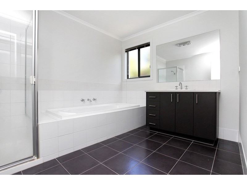 13 Lindsay  Gardens, Point Cook VIC 3030