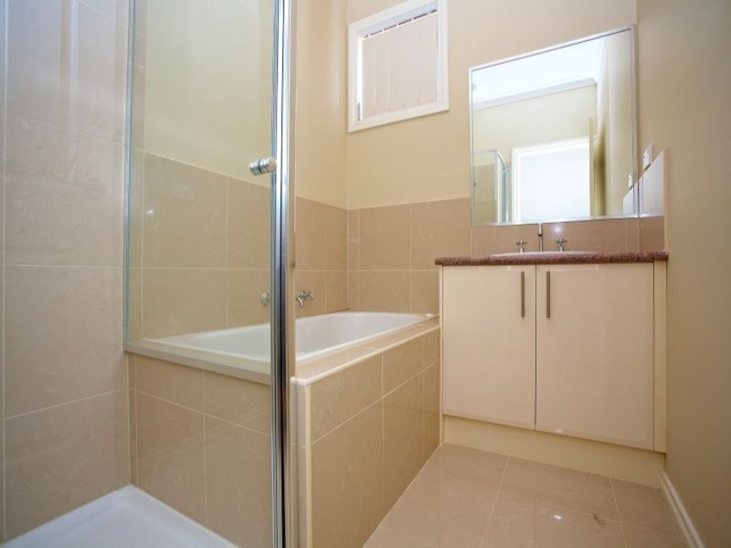 2/22 Bridlepath Drive, Truganina VIC 3029