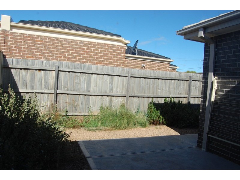 2/61 Henry Drive, Altona Meadows VIC 3028
