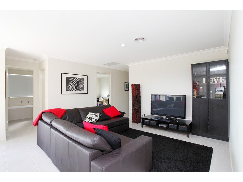 5 Lord Place, Point Cook VIC 3030