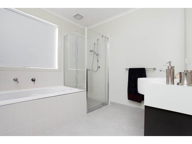 5 Lord Place, Point Cook VIC 3030