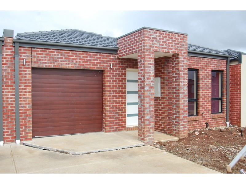 2/15 McDougall Place, Truganina VIC 3029