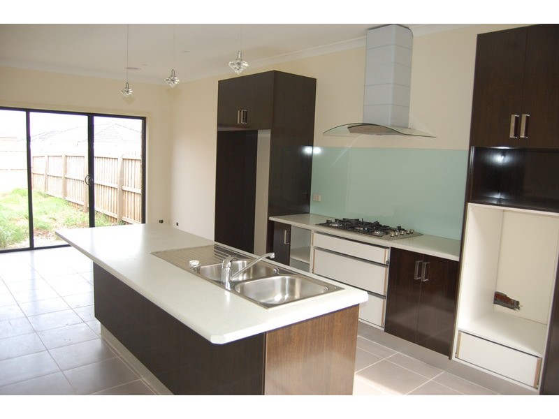 2/15 McDougall Place, Truganina VIC 3029