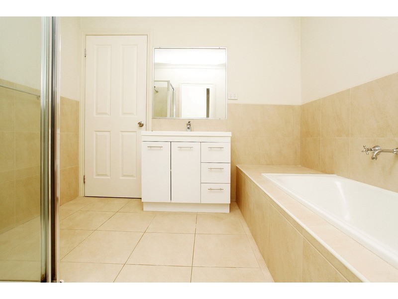 1/2 Don Avenue, Hoppers Crossing VIC 3029