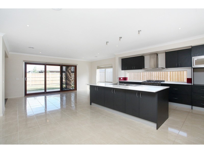 8 Kingsford Drive, Point Cook VIC 3030