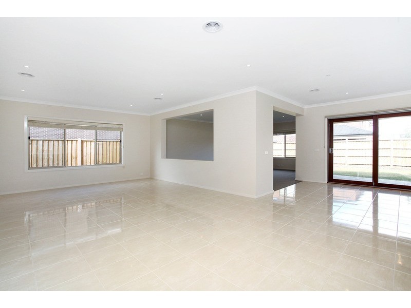 8 Kingsford Drive, Point Cook VIC 3030