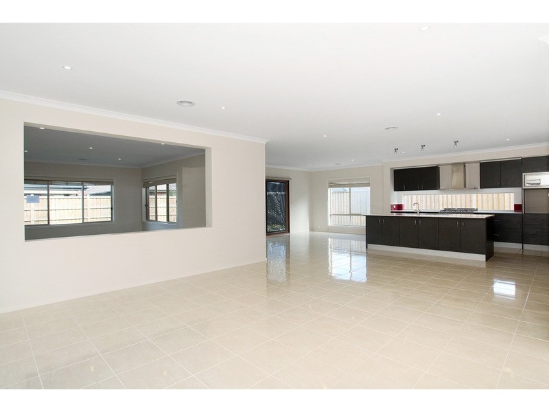 8 Kingsford Drive, Point Cook VIC 3030