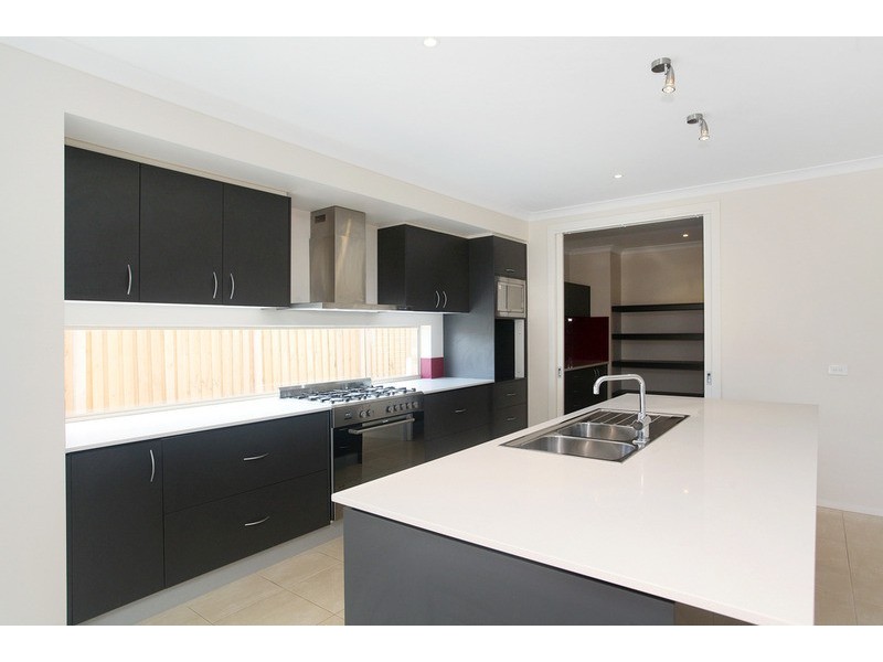 8 Kingsford Drive, Point Cook VIC 3030