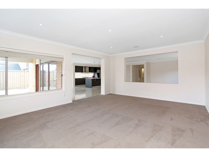 8 Kingsford Drive, Point Cook VIC 3030