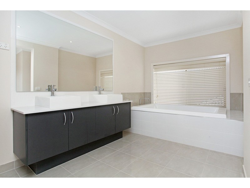 8 Kingsford Drive, Point Cook VIC 3030