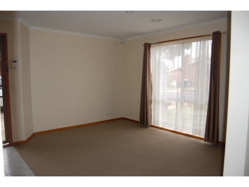 2/73 Greaves Street, Werribee VIC 3030