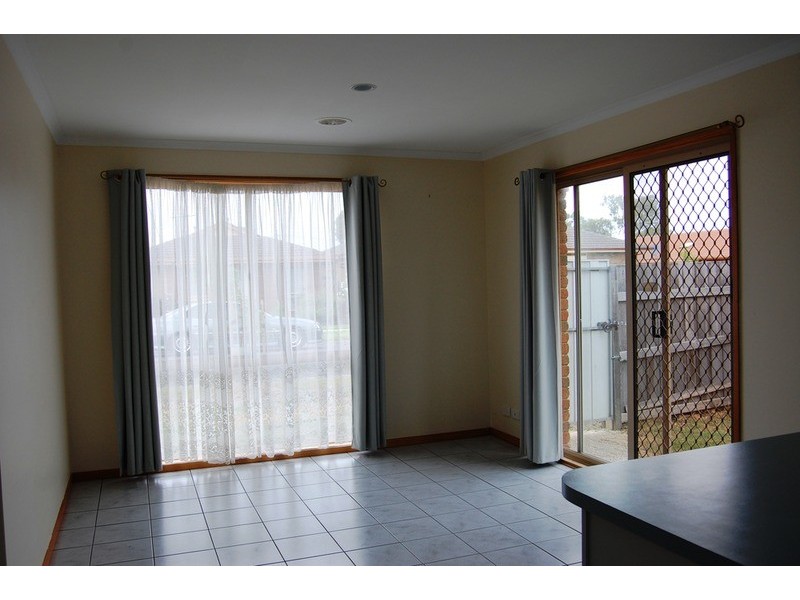 2/73 Greaves Street, Werribee VIC 3030