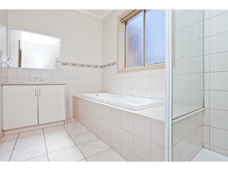 2/27 Harmony Drive, Tarneit VIC 3029