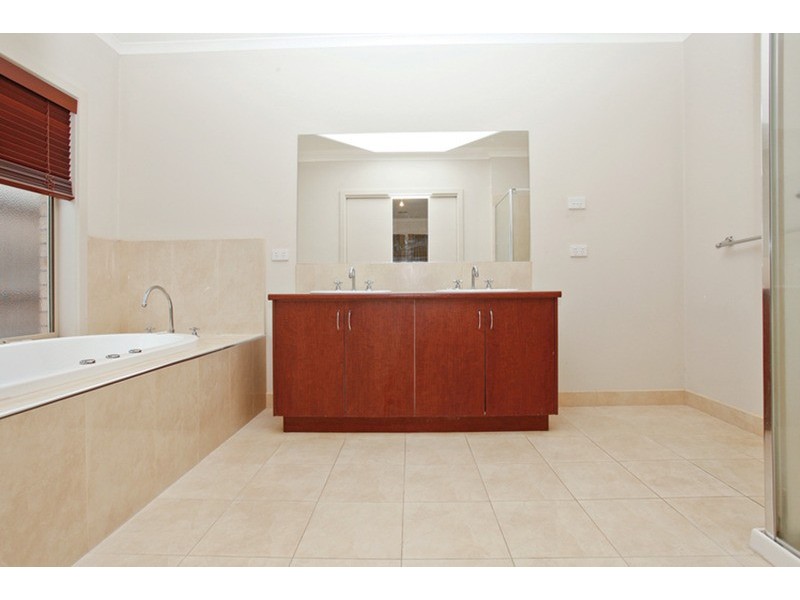 9 Windward Close, Tarneit VIC 3029