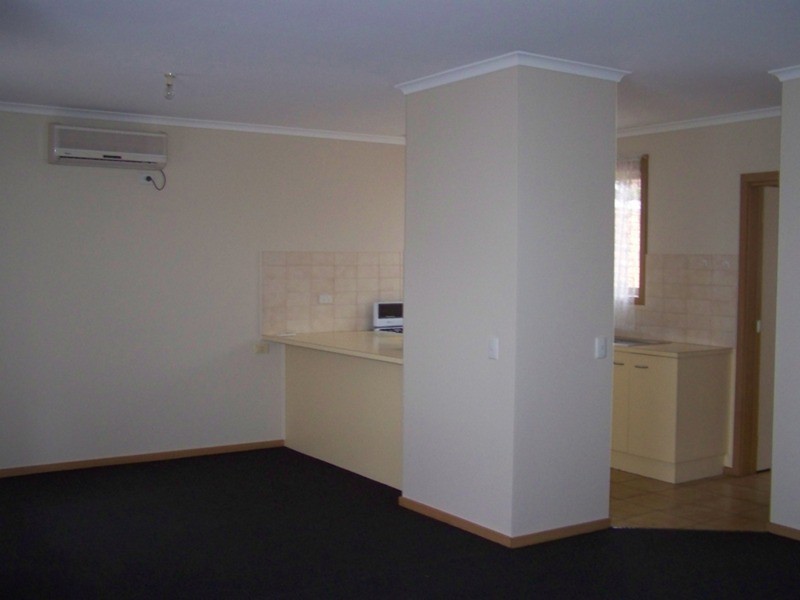 2/285 Princes Highway, Werribee VIC 3030