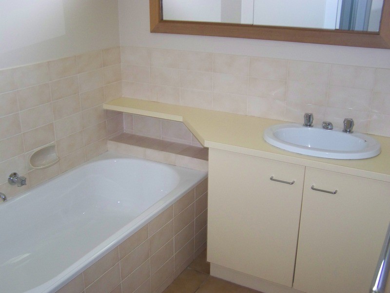 2/285 Princes Highway, Werribee VIC 3030