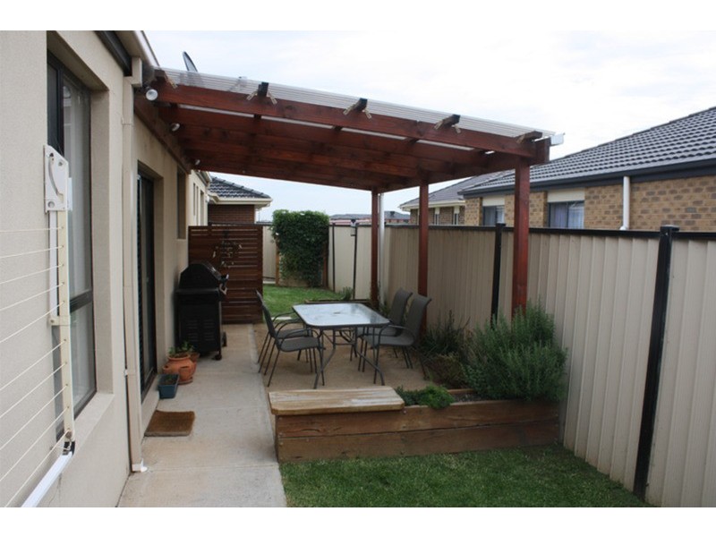 2/22 Bridlepath Drive, Truganina VIC 3029