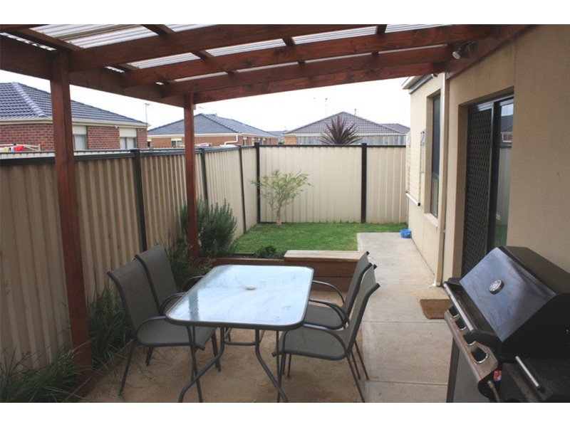 2/22 Bridlepath Drive, Truganina VIC 3029