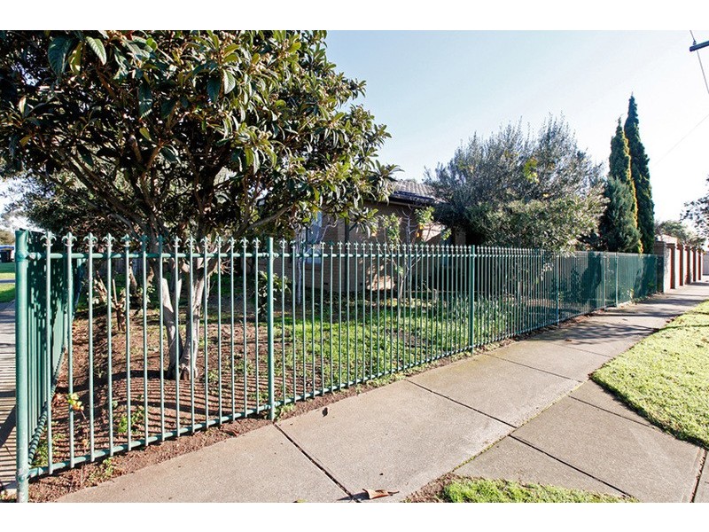 2 Cameron Avenue, Altona Meadows VIC 3028