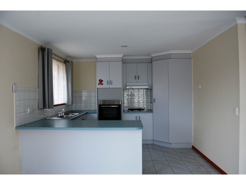 2/73 Greaves Street, Werribee VIC 3030