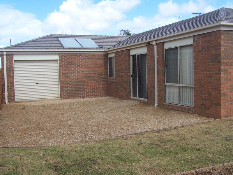 8 Kayla Avenue, Tarneit VIC 3029