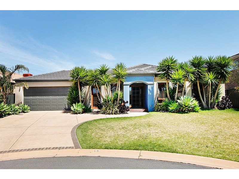 8 CJ Dennis Place, Point Cook VIC 3030