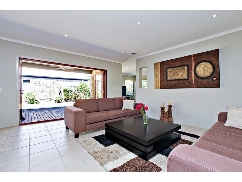 8 CJ Dennis Place, Point Cook VIC 3030