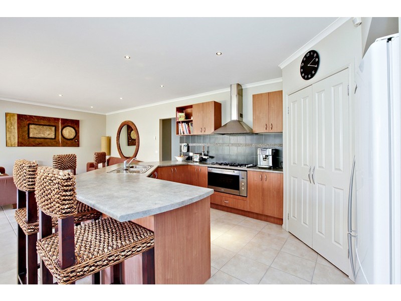 8 CJ Dennis Place, Point Cook VIC 3030