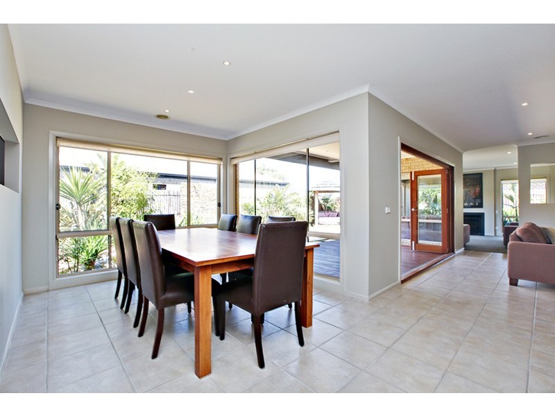 8 CJ Dennis Place, Point Cook VIC 3030