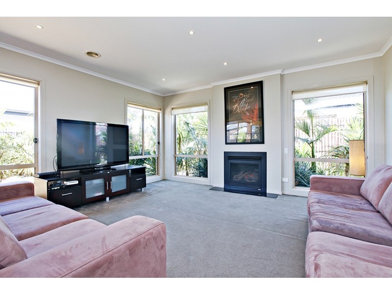 8 CJ Dennis Place, Point Cook VIC 3030