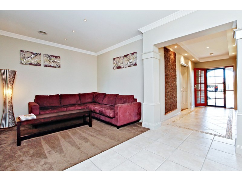 8 CJ Dennis Place, Point Cook VIC 3030