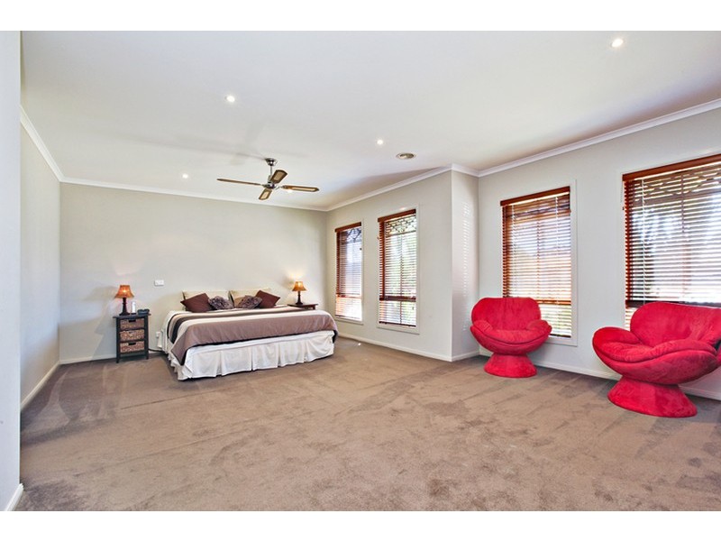 8 CJ Dennis Place, Point Cook VIC 3030