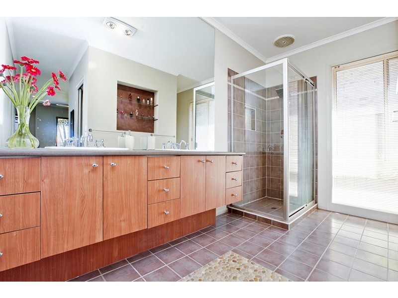 8 CJ Dennis Place, Point Cook VIC 3030