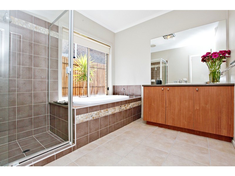 8 CJ Dennis Place, Point Cook VIC 3030