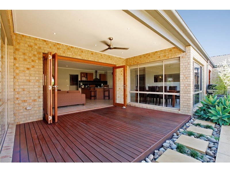 8 CJ Dennis Place, Point Cook VIC 3030