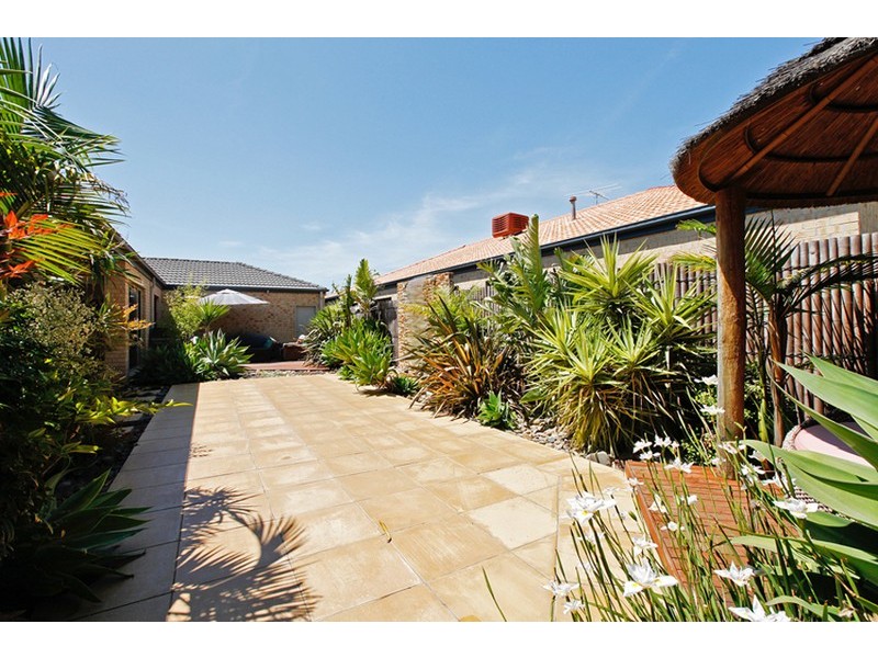 8 CJ Dennis Place, Point Cook VIC 3030