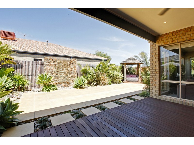 8 CJ Dennis Place, Point Cook VIC 3030