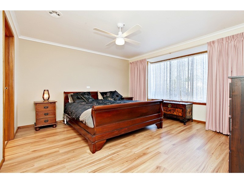 37 De Lisle Avenue, Sunbury VIC 3429