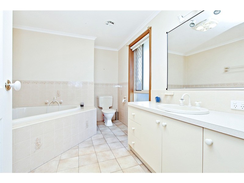 37 De Lisle Avenue, Sunbury VIC 3429