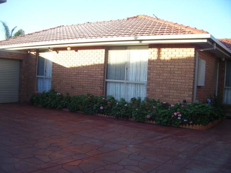 2/8 Yalonga Avenue, Werribee VIC 3030