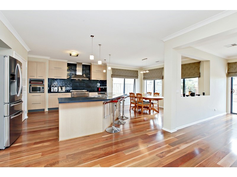 12 Lincoln Park Close, Sanctuary Lakes VIC 3030