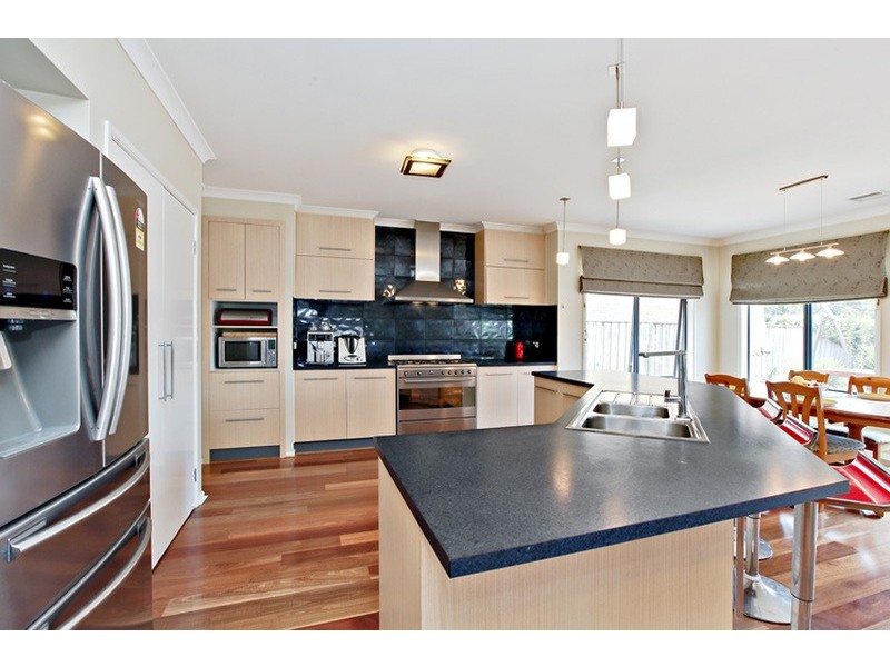 12 Lincoln Park Close, Sanctuary Lakes VIC 3030