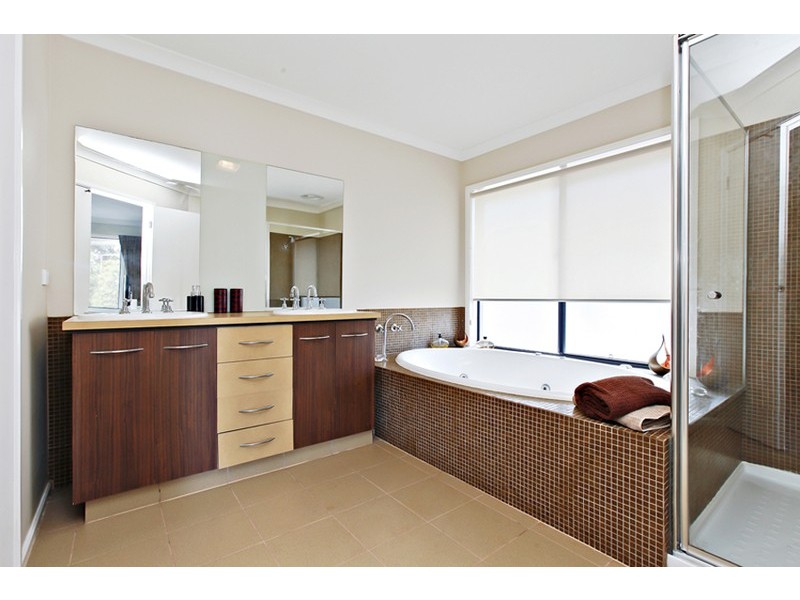 12 Lincoln Park Close, Sanctuary Lakes VIC 3030