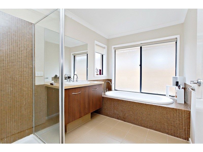 12 Lincoln Park Close, Sanctuary Lakes VIC 3030