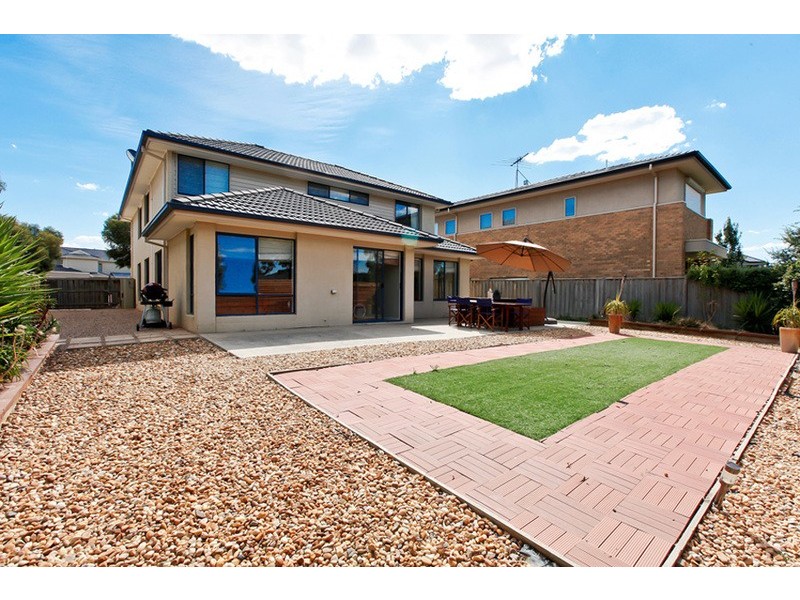 12 Lincoln Park Close, Sanctuary Lakes VIC 3030